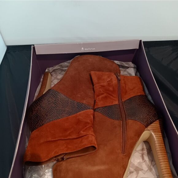 💯🔥BAKERS KATERINA SUEDE LEATHER BOOTIES 3" HEELS WOMEN'S SIZE 9.5- Gently Wor - Picture 7 of 11